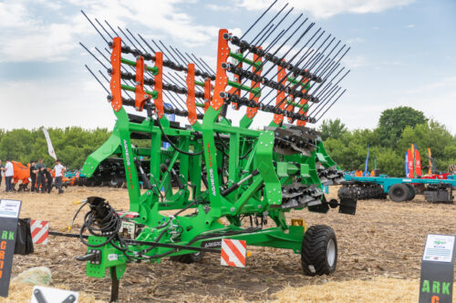 2V8A3814